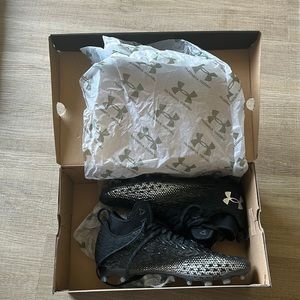 Men’s football cleats!! tried on,and used once.